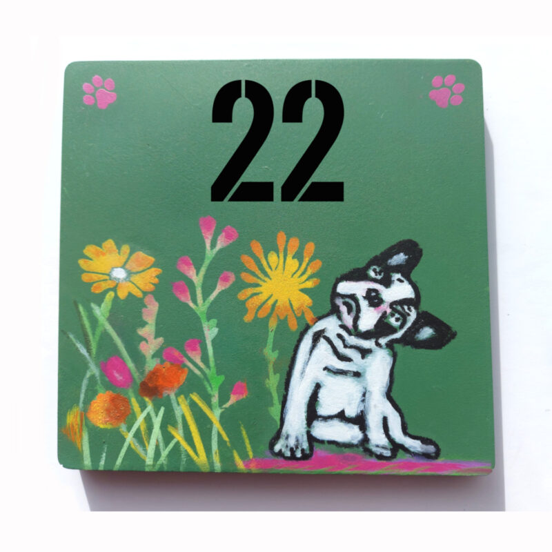 numéro de maison personnalisable avec votre numéro. Modèle vert Réséda avec chien et fleurs. Collection : "les petits jardins".