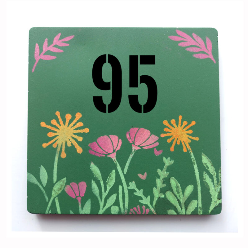 Plaque de maison personnalisable avec votre numéro. Modèle vert Réséda avec décor floral rose et orange. Collection : "les petits jardins".